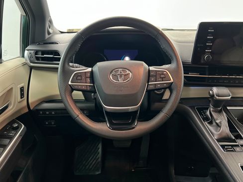 Used 2022 Toyota Sienna Limited FWD image 13