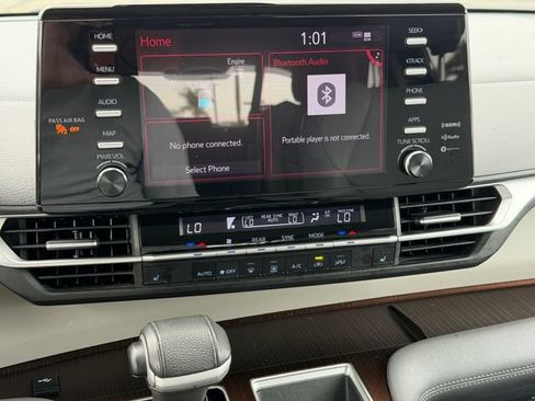 Used 2023 Toyota Sienna XLE FWD image 14