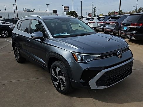 New 2026 Volkswagen Taos SE image 3