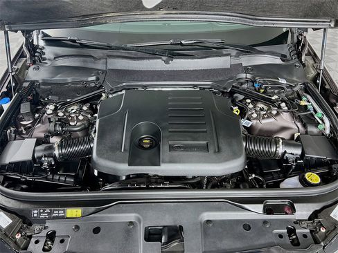 Used 2025 Land Rover Discovery Metropolitan Edition image 33