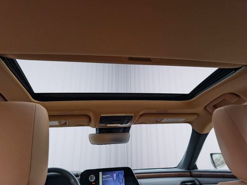 Used 2024 Lexus ES 350 w/ Premium Package image 17