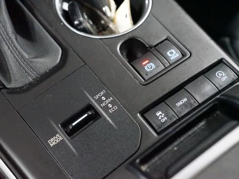 Used 2022 Toyota Highlander XLE image 22