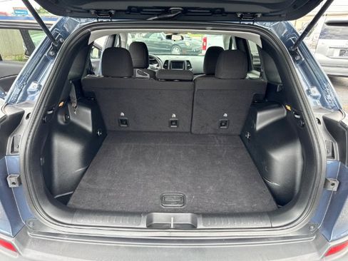Used 2019 Jeep Cherokee Latitude w/ Popular Appearance Group AWD/4WD image 12