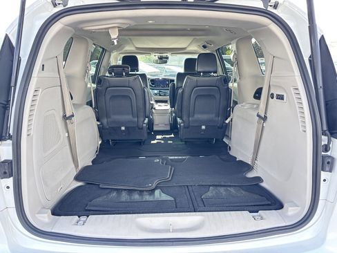 Used 2022 Chrysler Pacifica Limited image 18