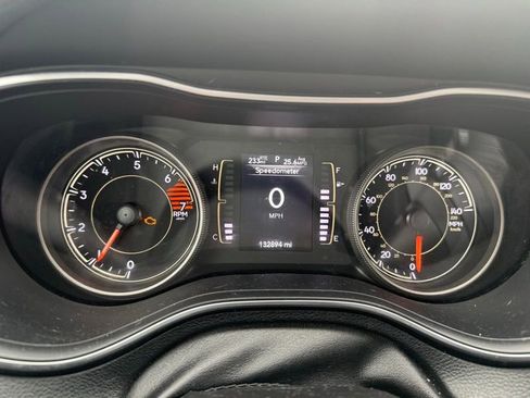 Used 2019 Jeep Cherokee Latitude Plus AWD/4WD image 10