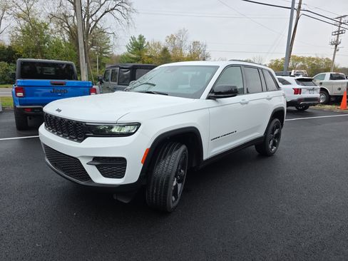 New 2025 Jeep Grand Cherokee Altitude image 19