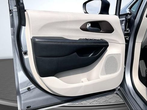 Used 2020 Chrysler Voyager L FWD image 18