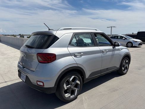 Used 2025 Hyundai Venue SEL FWD image 2