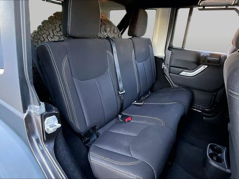 Used 2016 Jeep Wrangler Unlimited Rubicon w/ Connectivity Group AWD/4WD image 19