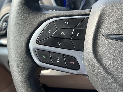 Used 2023 Chrysler Pacifica Touring-L FWD image 22