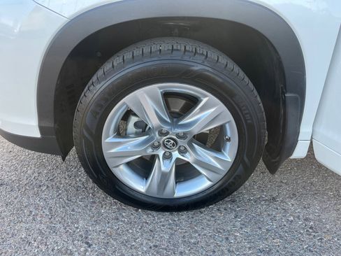 Used 2017 Toyota Highlander Limited w/ Carpet Mat Package image 26