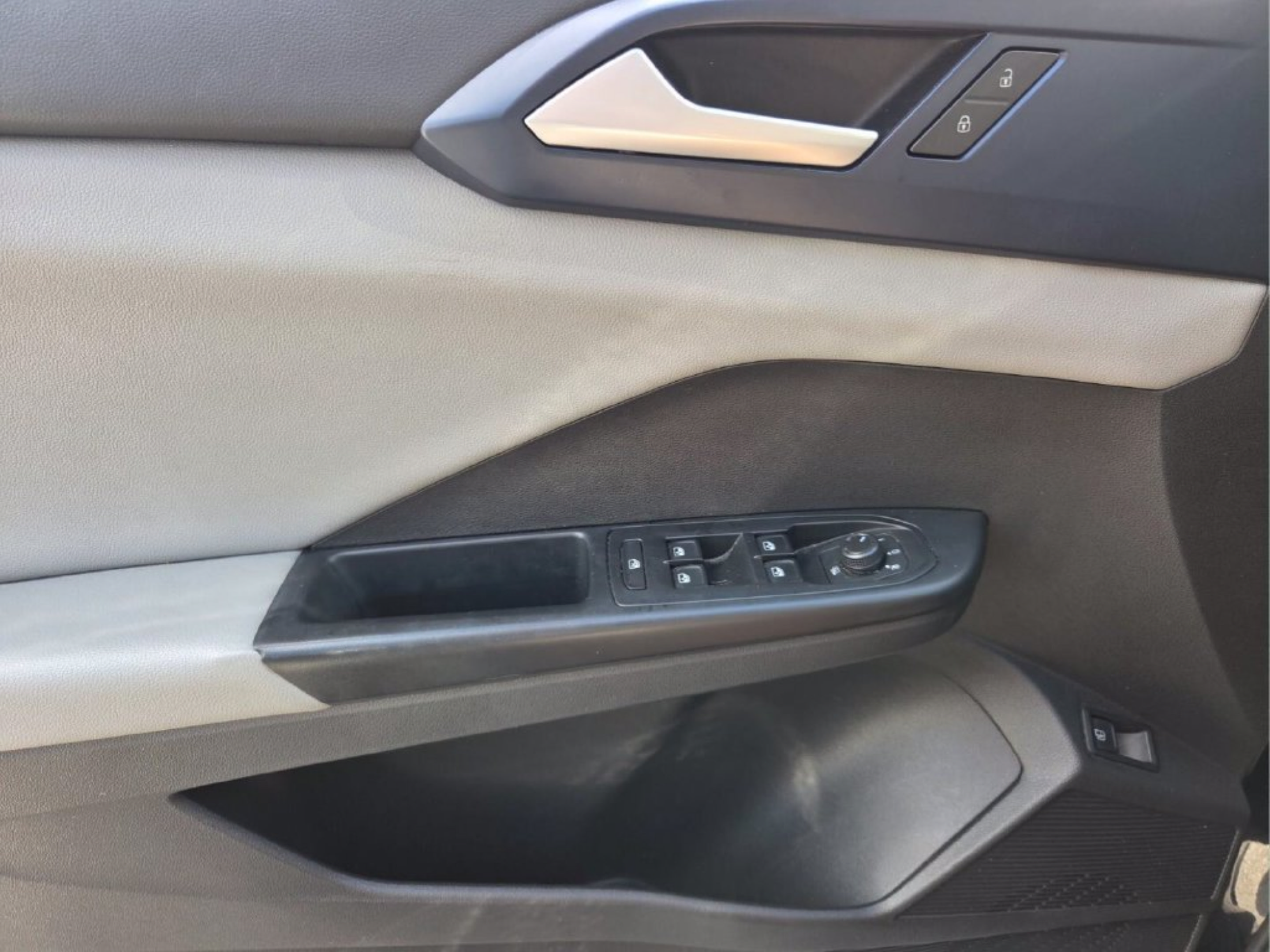 Used 2022 Volkswagen Taos SE w/ Panoramic Sunroof Package FWD image 24
