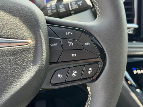 Used 2025 Chrysler Pacifica Limited image 19