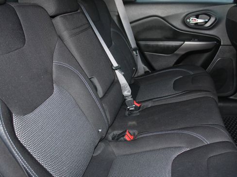 Used 2019 Jeep Cherokee Latitude w/ Cold Weather Group image 15