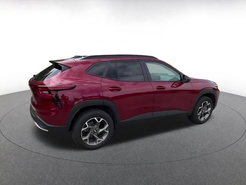 Used 2025 Chevrolet Trax LT FWD image 13