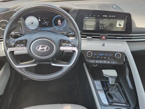 Used 2025 Hyundai Elantra Limited FWD image 26