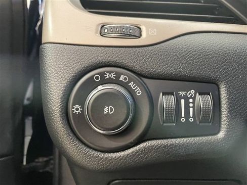 Used 2015 Jeep Cherokee Latitude w/ Cold Weather Group image 11