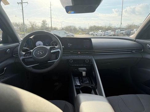 Used 2023 Hyundai Elantra SEL w/ Convenience Package image 6