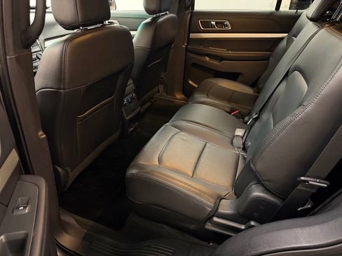 Used 2017 Ford Explorer XLT w/ Equipment Group 202A AWD/4WD image 29