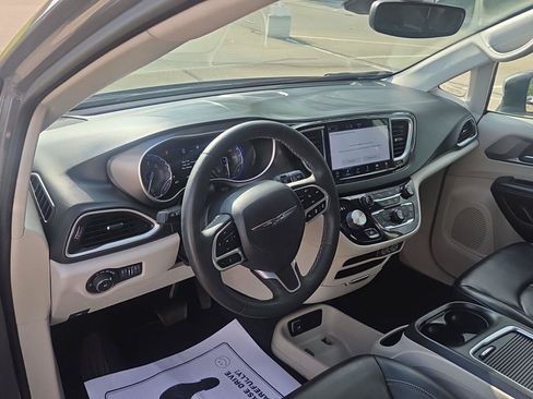 Used 2023 Chrysler Pacifica Touring-L FWD image 19