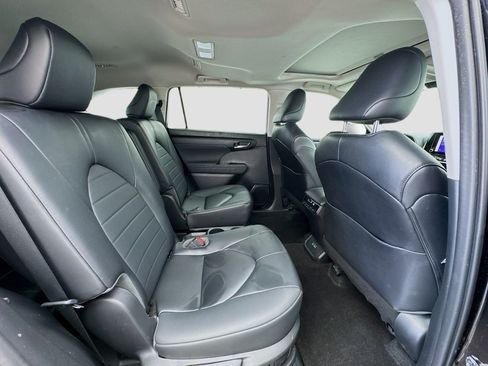 Used 2023 Toyota Highlander XLE AWD/4WD image 20