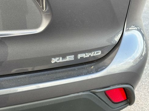 Used 2022 Toyota Highlander XLE AWD/4WD image 5