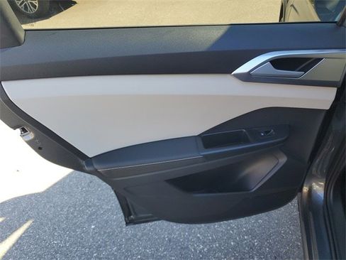 Certified 2025 Volkswagen Taos SE image 8