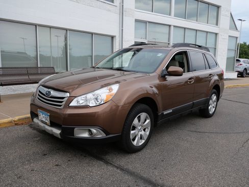 Used 2011 Subaru Outback 3.6R Limited w/ PWR Moonroof Pkg AWD/4WD image 3