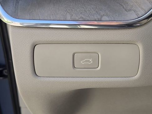 Certified 2023 Volvo XC60 B5 Plus AWD/4WD image 25