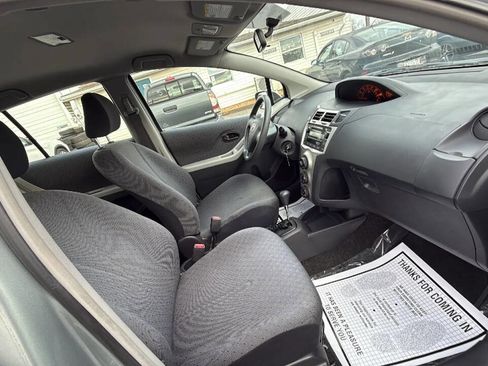 Used 2010 Toyota Yaris 4-Door Hatchback image 12