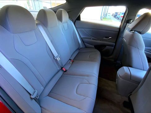 Used 2025 Hyundai Elantra SE image 19