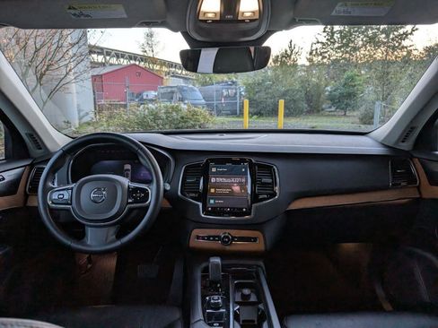 Used 2023 Volvo XC90 T8 Plus image 14