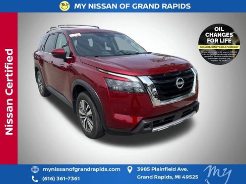 Used 2025 Nissan Pathfinder SL AWD/4WD image 1