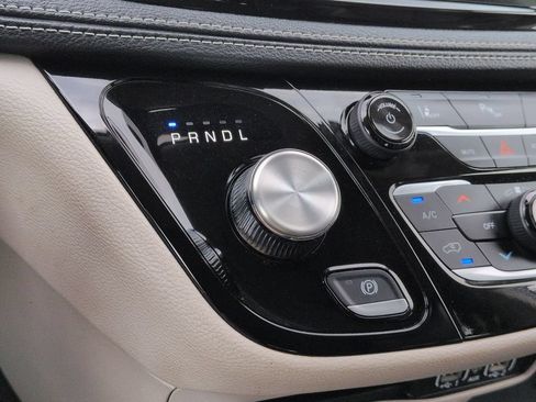 Used 2023 Chrysler Pacifica Touring-L FWD image 16