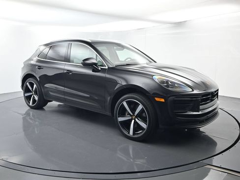 Certified 2025 Porsche Macan AWD/4WD image 17