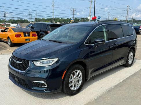 Used 2022 Chrysler Pacifica Touring-L w/ Uconnect Theater Family Group FWD image 5