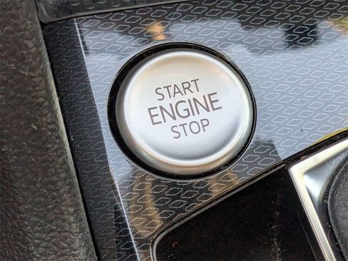 Used 2025 Volkswagen Taos SE image 31