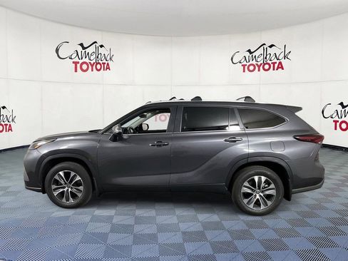 Used 2025 Toyota Highlander XLE AWD/4WD image 4