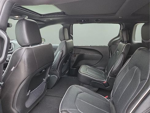 Used 2026 Chrysler Pacifica Limited FWD image 10