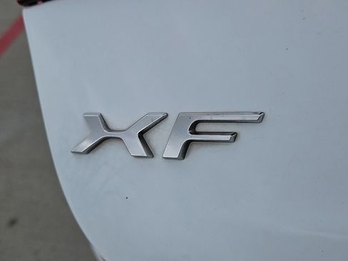 Used 2020 Jaguar XF Premium image 11