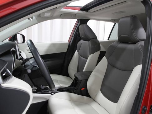 Used 2022 Toyota Corolla Cross XLE image 5