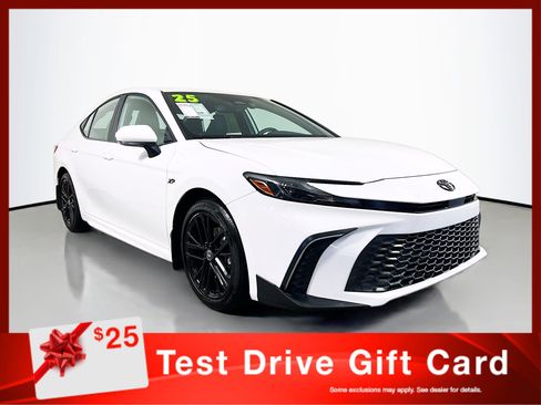 Used 2025 Toyota Camry SE image 1