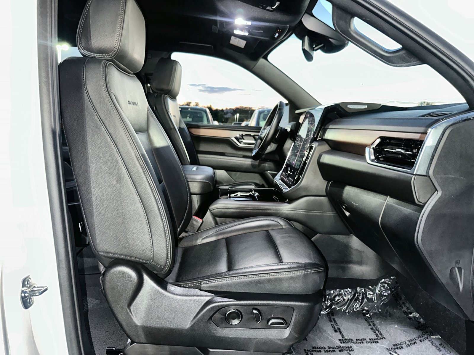 Used 2025 GMC Yukon Denali AWD/4WD image 28
