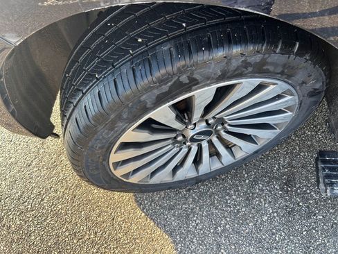 Used 2019 Lincoln Navigator Reserve image 32