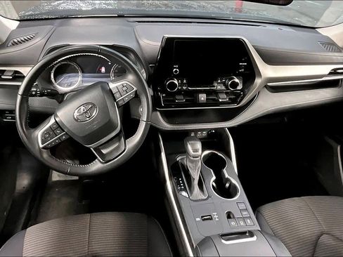 Certified 2025 Toyota Highlander LE FWD image 15