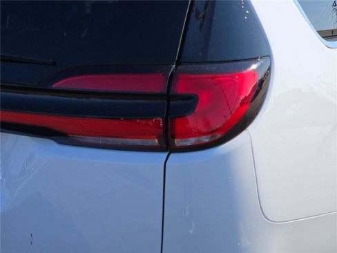 Used 2025 Chrysler Pacifica Select image 14