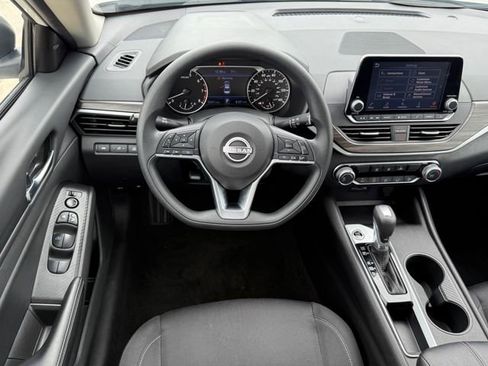 Used 2025 Nissan Altima 2.5 SV FWD image 25