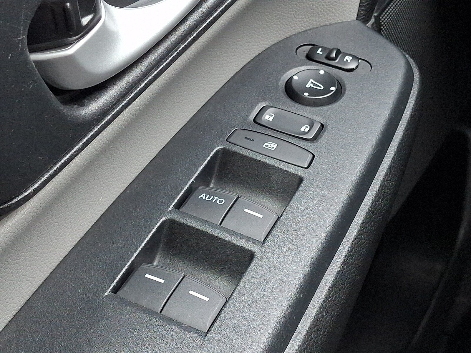 Used 2017 Honda CR-V LX image 25