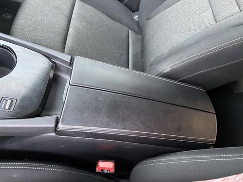 Used 2024 Nissan Rogue SV image 39