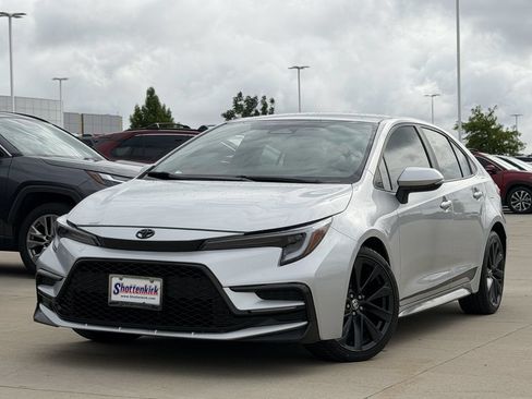 Used 2023 Toyota Corolla SE FWD image 2